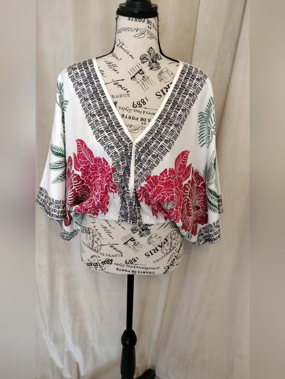 EUC! SHEIN Kimono V-Neck Cream Crop Top w/Red Green Floral Print. Size 0XL